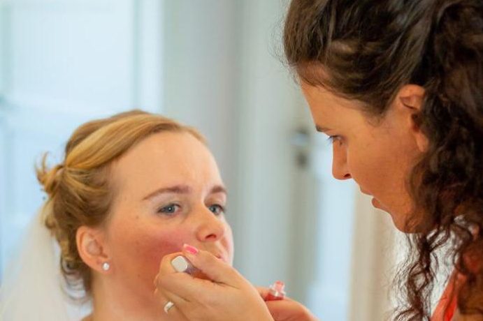 Eine Braut wird geschminkt