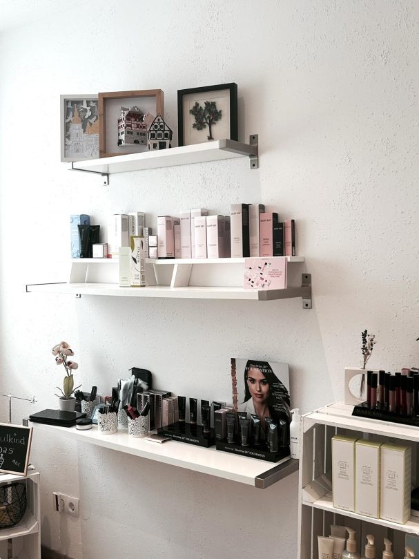 Kosmetik Regale an der Wand