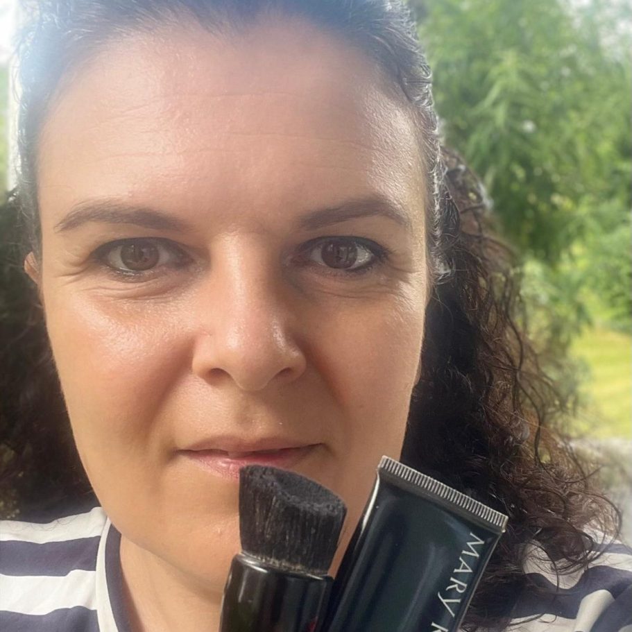 Ein Bild von mir, wo ich eine Kundin schminke